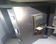 佛山保险柜专业开锁-电池没有电开锁换锁