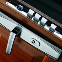 男子忘带钥匙被锁门外 舍不得花钱开锁被困14楼外